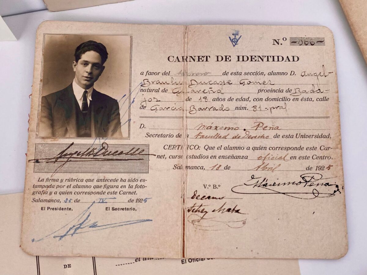El Ayuntamiento recibe una donación de libros, fotografías y cartas personales del poeta Ángel Braulio Ducasse