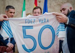 El C.P. Guareña hace entrega a Guillermo Fernández Vara una camiseta conmemorativa de los 50 años del club
