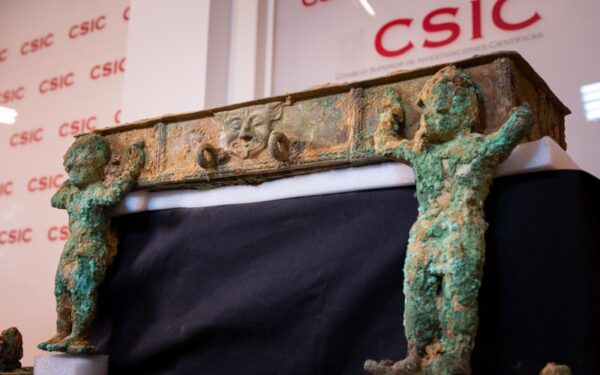 Hallado en el Turuñuelo de Guareña un excepcional carro votivo de bronce, único en la península ibérica