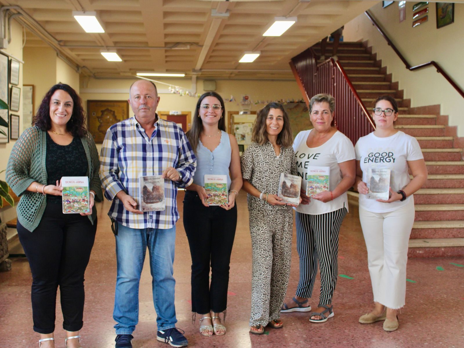 La tablilla de guerreros con el abecedario tartésico hallada en el Turuñuelo ilustra las agendas escolares entregadas este año al alumnado en el CEIP San Gregorio