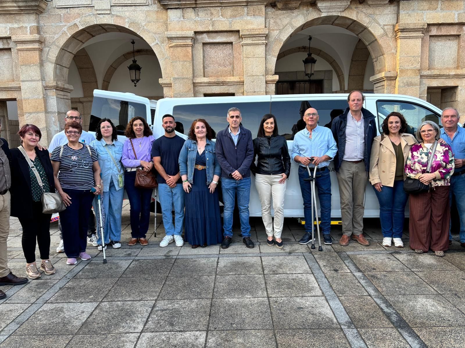 asociacion-adiscagua-presenta-nueva-furgoneta-accesible-f1