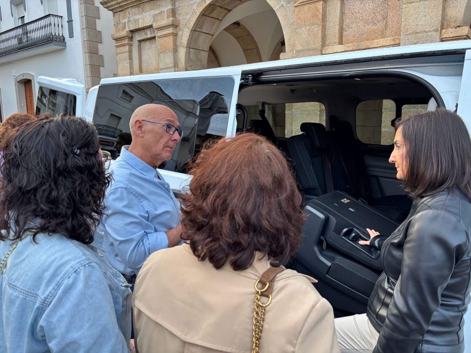 asociacion-adiscagua-presenta-nueva-furgoneta-accesible-f3