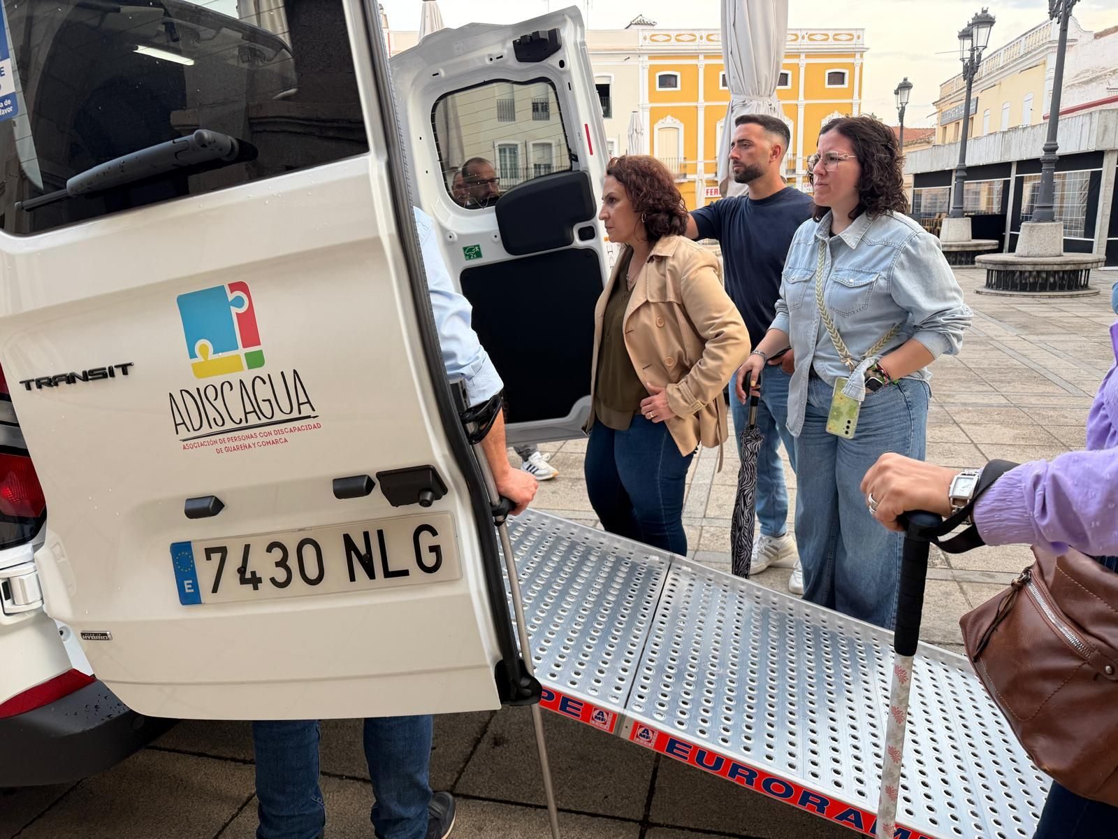 asociacion-adiscagua-presenta-nueva-furgoneta-accesible-f5