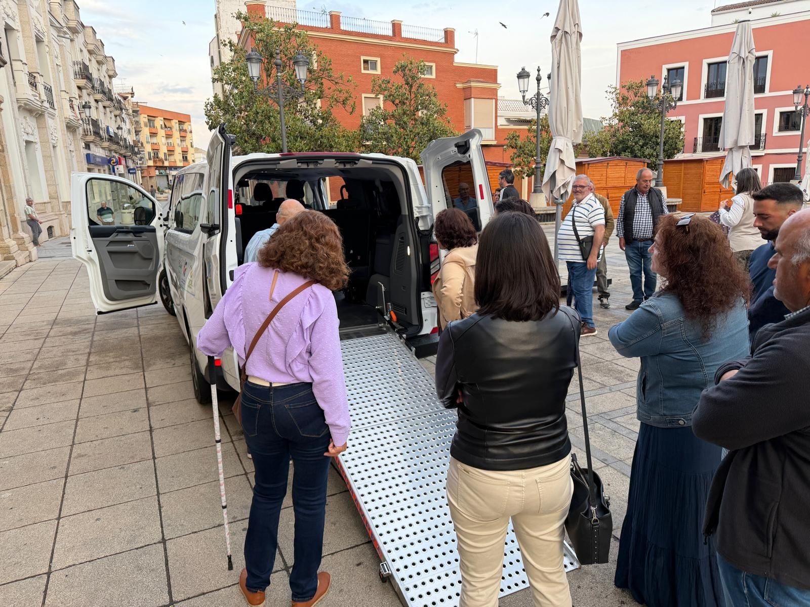 asociacion-adiscagua-presenta-nueva-furgoneta-accesible-f6