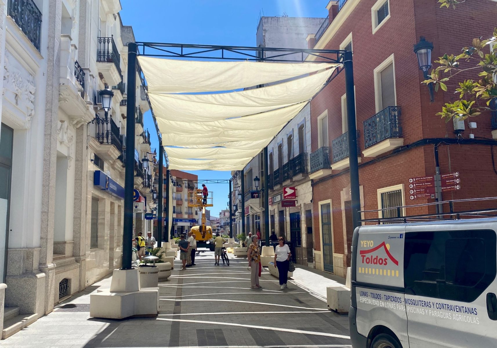Se instalan toldos en la calle Grande de Guareña para este verano