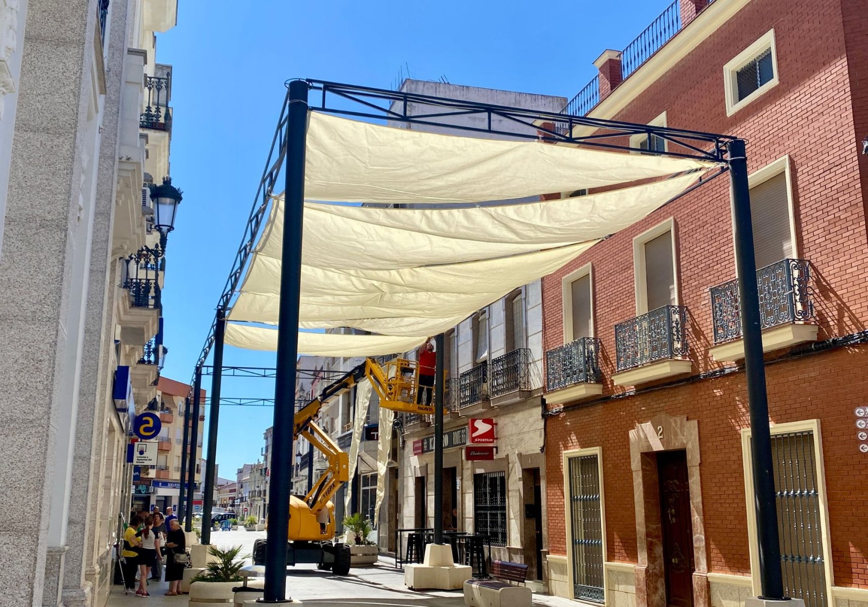 Se instalan toldos en la calle Grande de Guareña para este verano